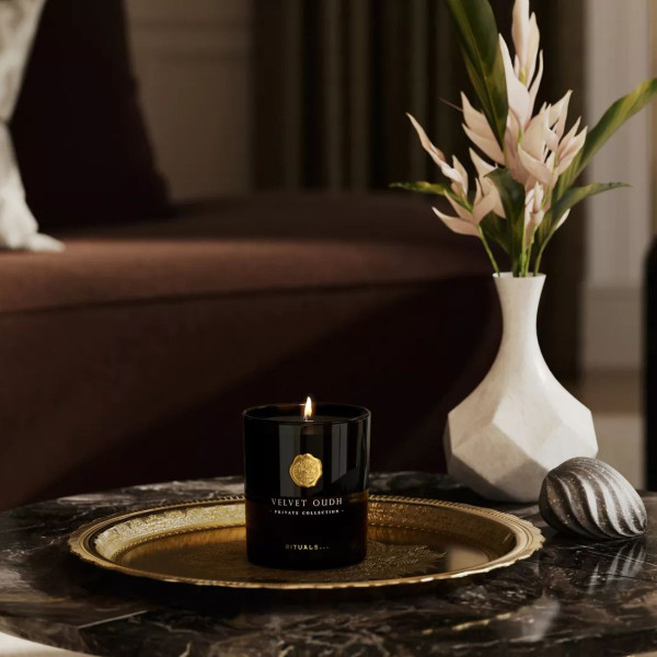 Sveća RITUALS Black Oudh 